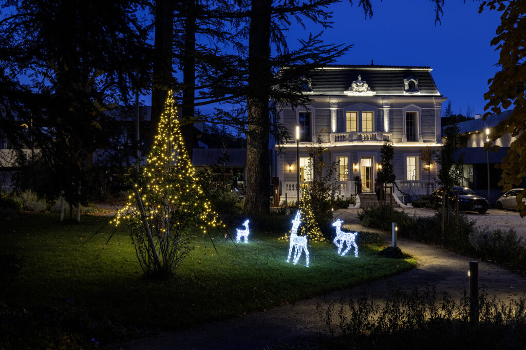 Hôtel Villa Castellane décoré pour Noël en hiver